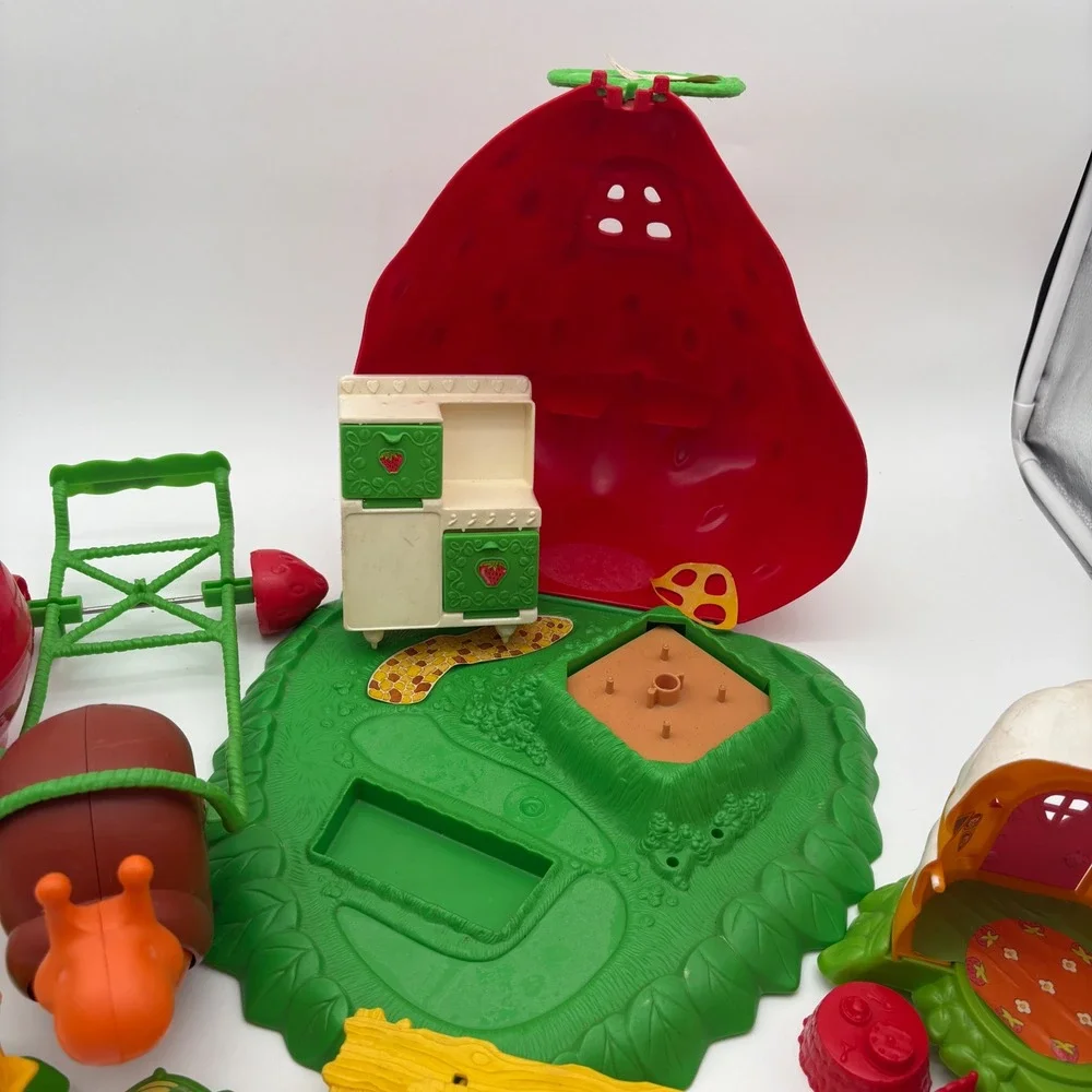 Vintage 1980s‎ Strawberry Shortcake Berry Bake Shoppe & Snail Cart Playset Lot